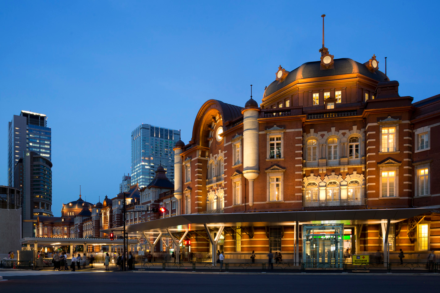 4. tokyo station2012.jpg